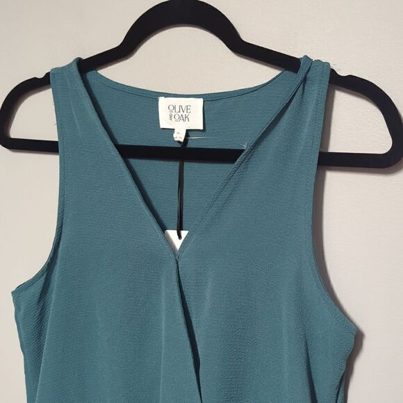 NWT Olive and Oak Green V Neck Sleeveless Blouse - Picture 2 of 4